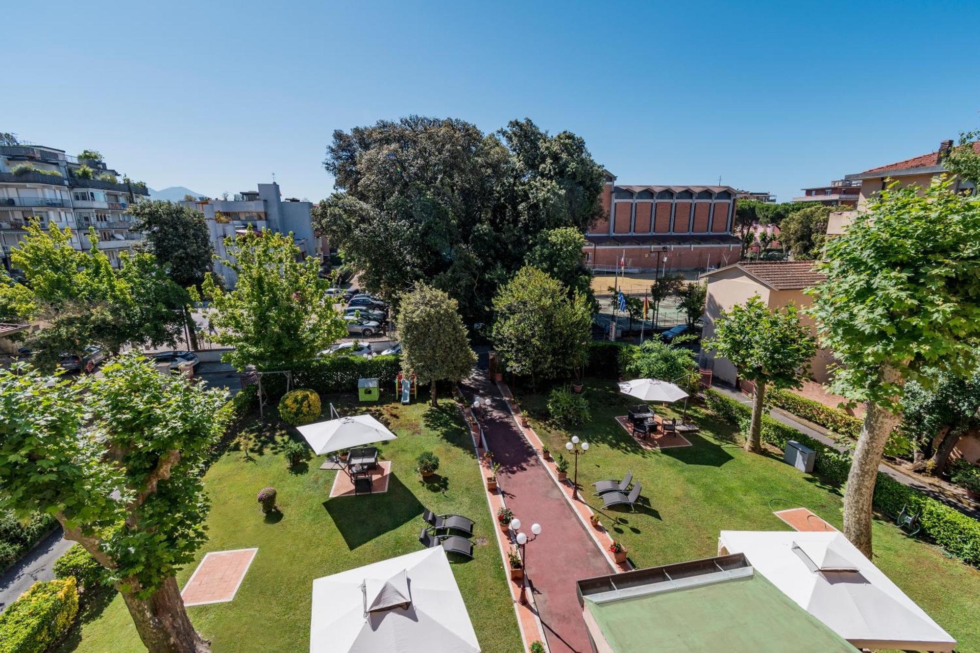 Hotel Gabrini Marina di Massa Exterior photo