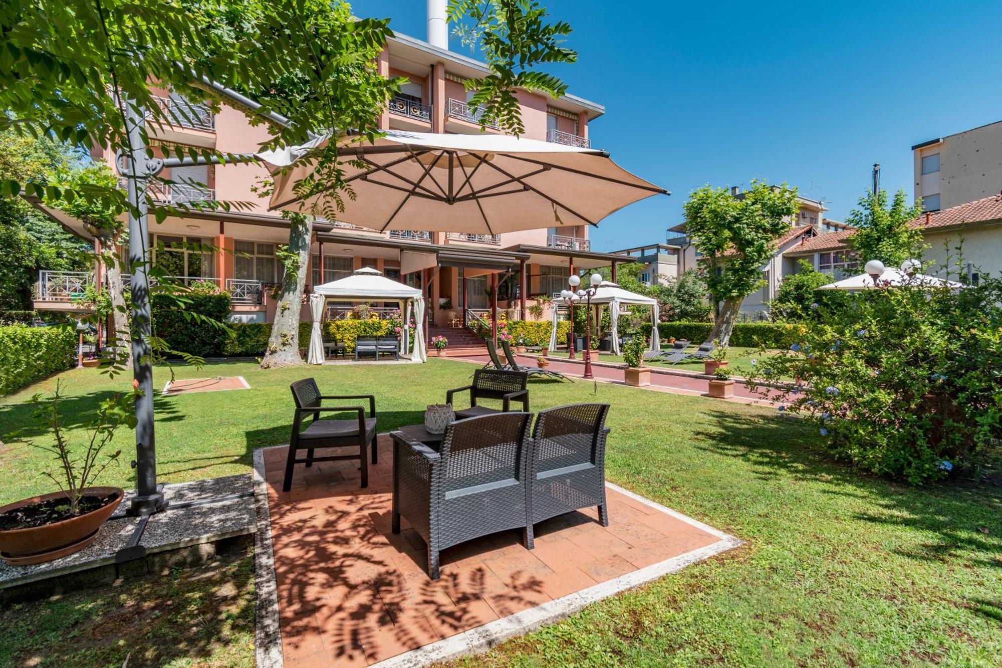 Hotel Gabrini Marina di Massa Exterior photo