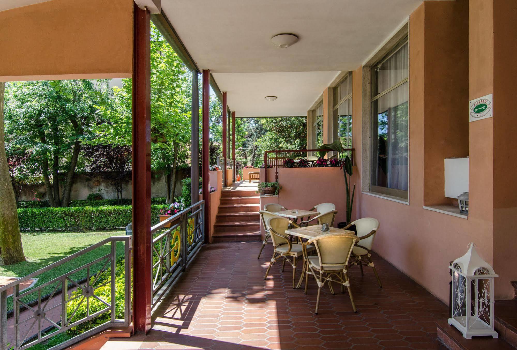 Hotel Gabrini Marina di Massa Exterior photo