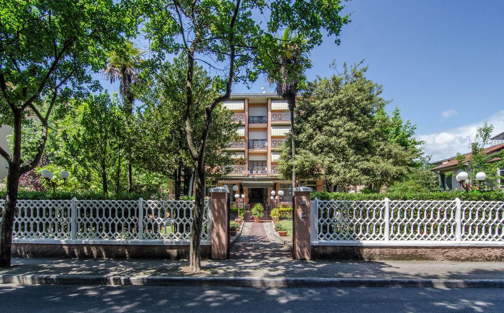 Hotel Gabrini Marina di Massa Exterior photo
